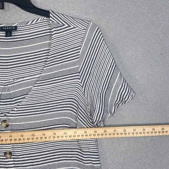 Torrid Top Womens 2 Gray White Striped Cap Sleeve V Neck Stretch Casual Buttons - Picture 6 of 14